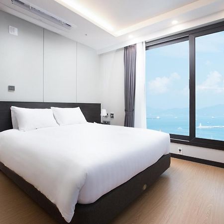 Utop Marina Hotel & Resort Йосу Екстериор снимка