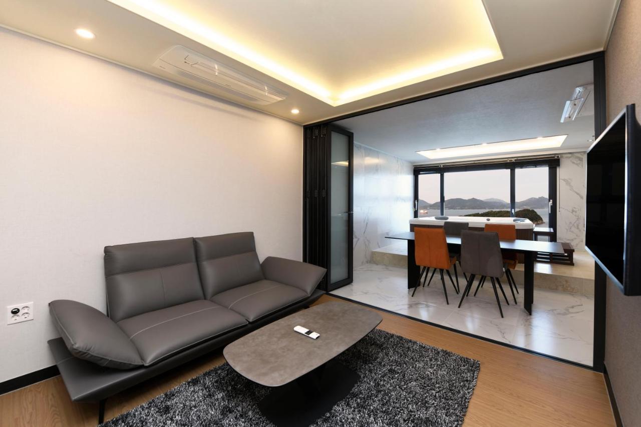 Utop Marina Hotel & Resort Йосу Екстериор снимка