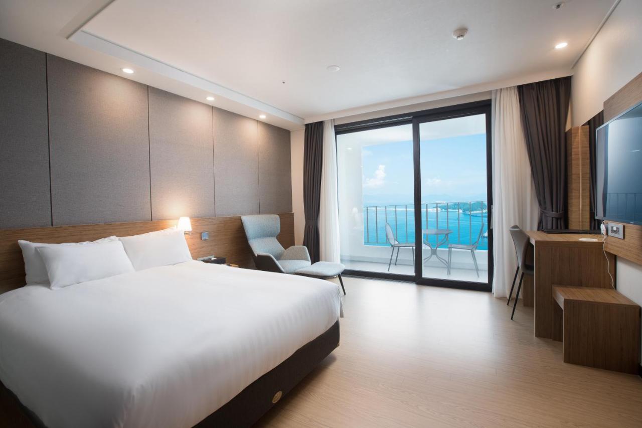 Utop Marina Hotel & Resort Йосу Екстериор снимка