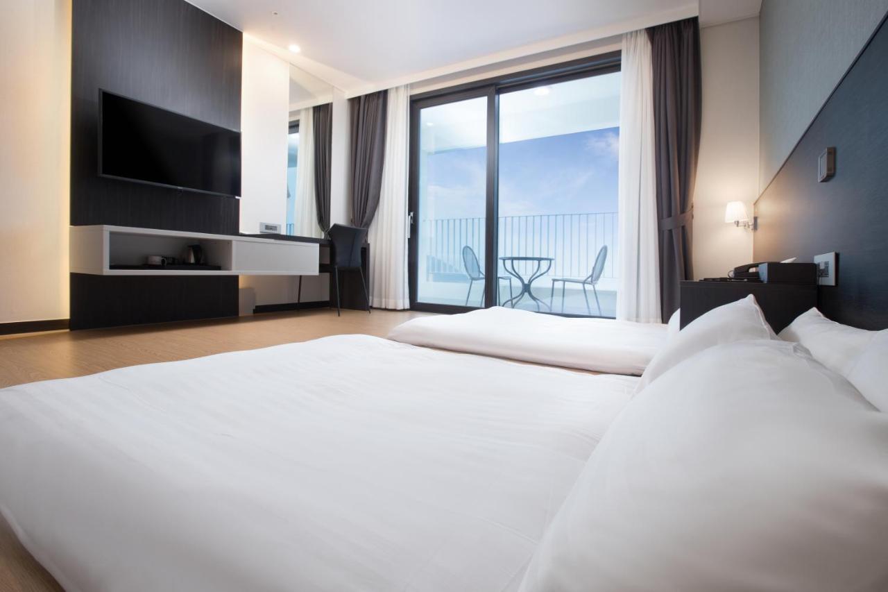 Utop Marina Hotel & Resort Йосу Екстериор снимка