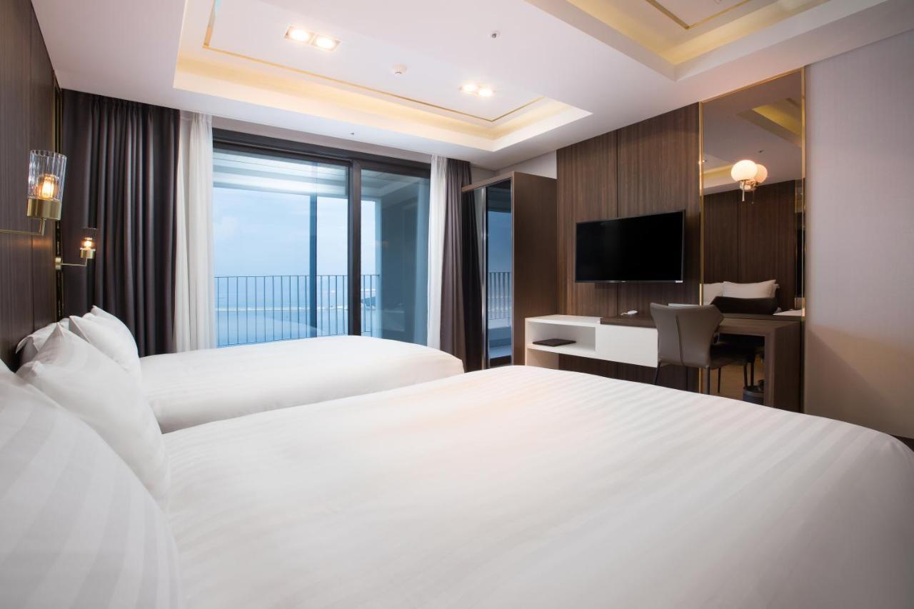 Utop Marina Hotel & Resort Йосу Екстериор снимка