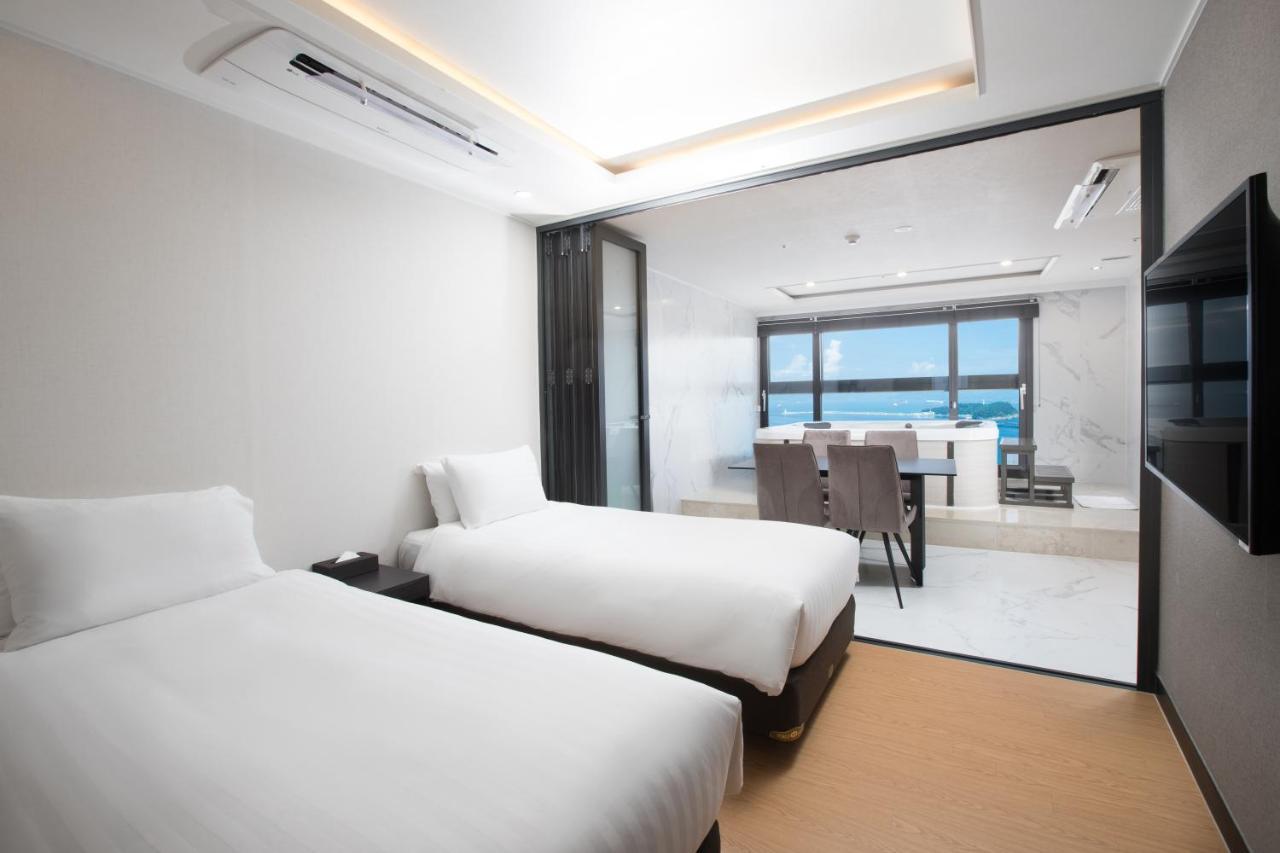 Utop Marina Hotel & Resort Йосу Екстериор снимка