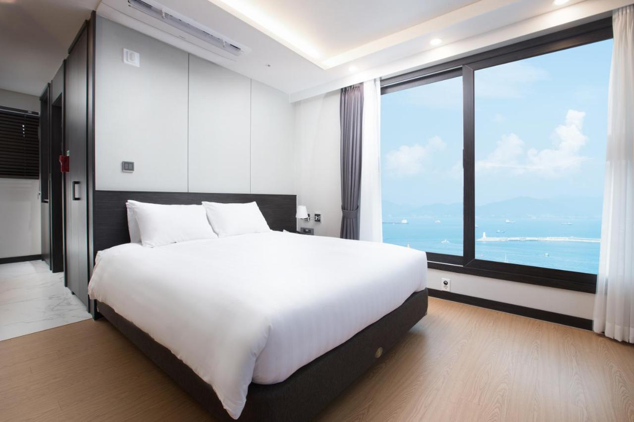 Utop Marina Hotel & Resort Йосу Екстериор снимка