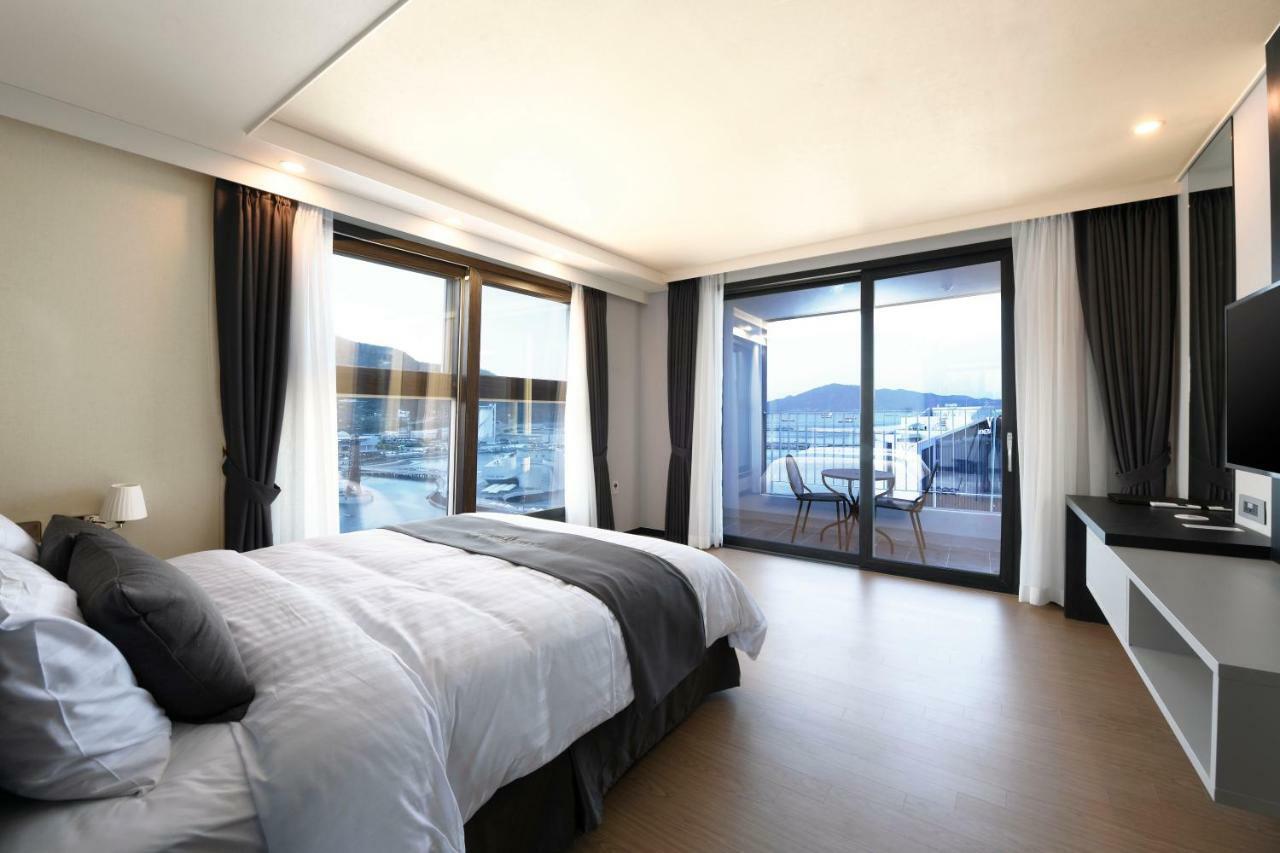 Utop Marina Hotel & Resort Йосу Екстериор снимка